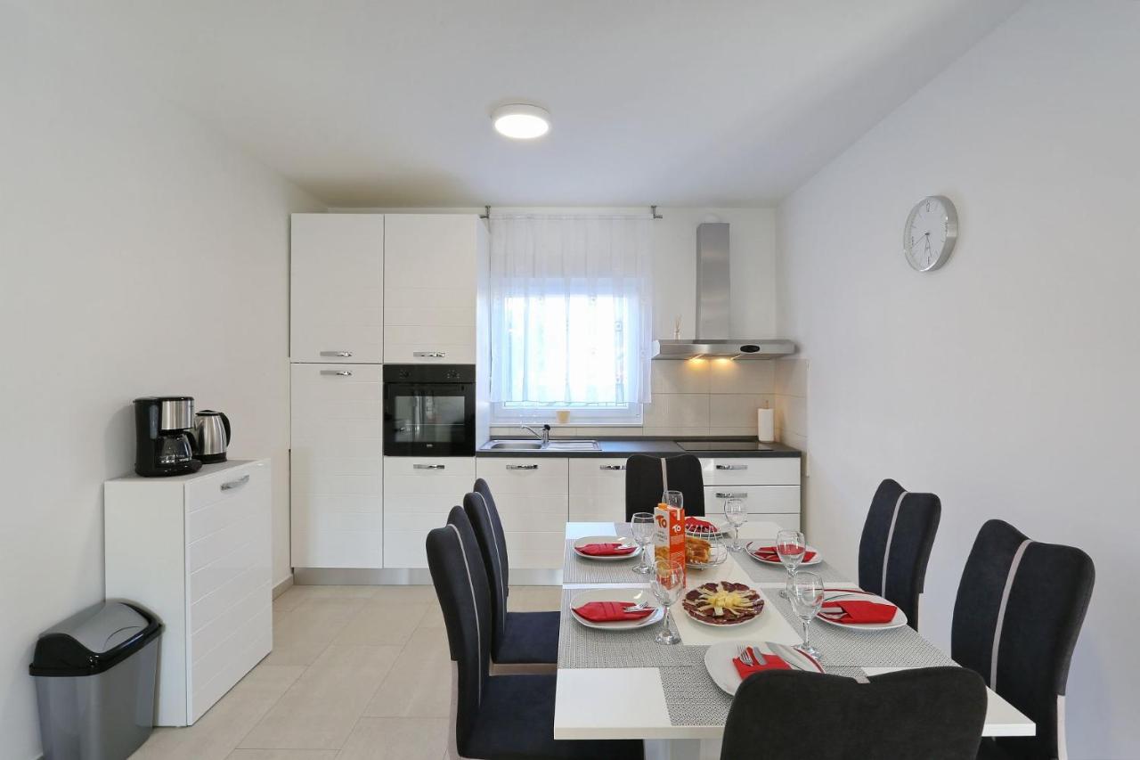 Apartments Lisac ヴィル エクステリア 写真
