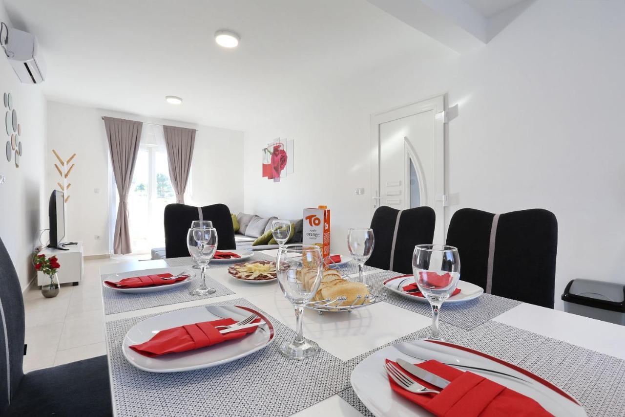 Apartments Lisac ヴィル エクステリア 写真
