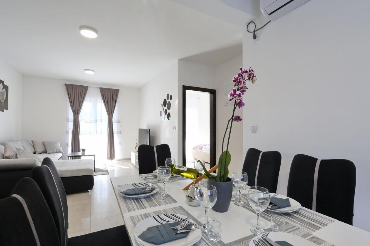 Apartments Lisac ヴィル エクステリア 写真