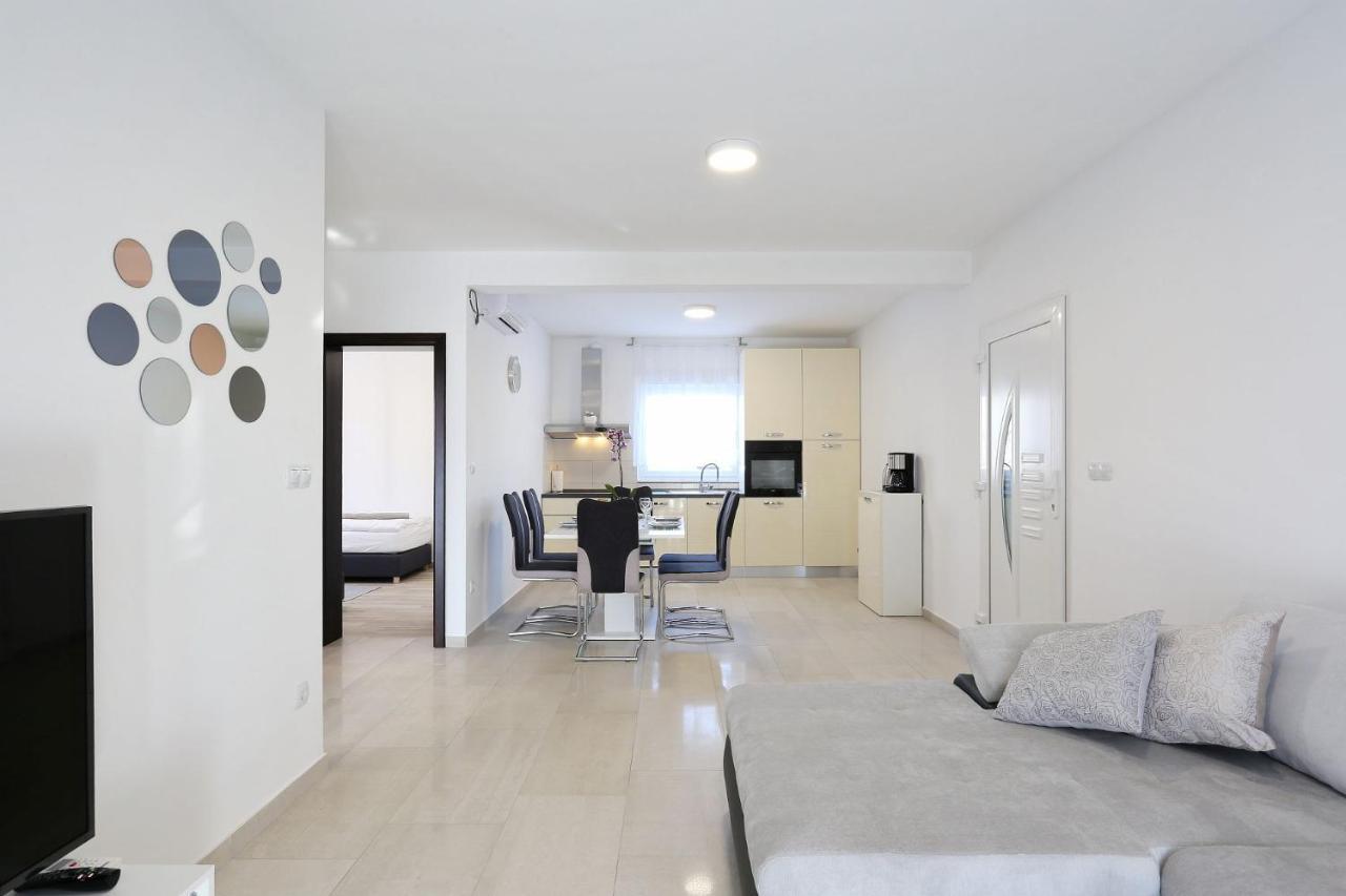Apartments Lisac ヴィル エクステリア 写真