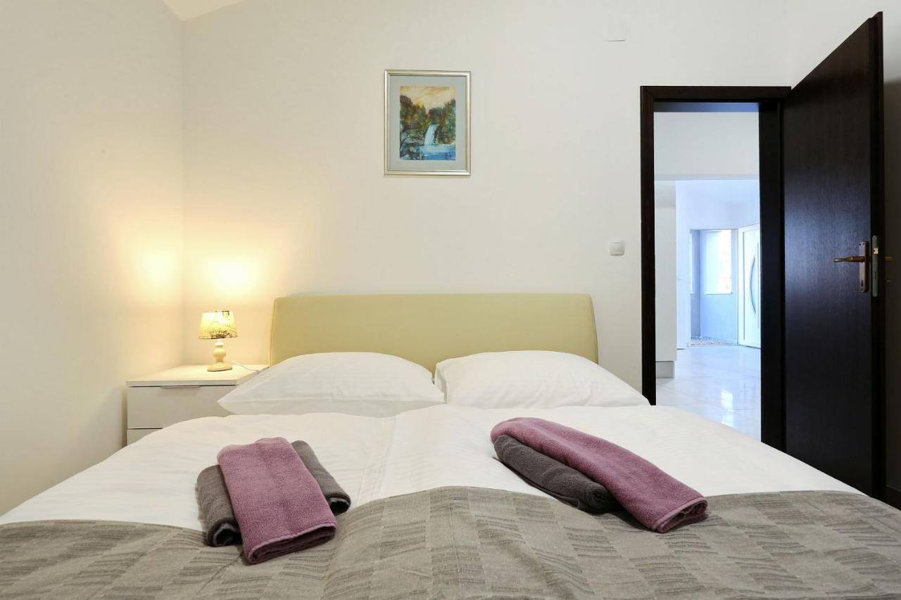 Apartments Lisac ヴィル エクステリア 写真