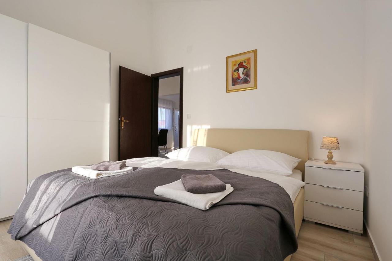 Apartments Lisac ヴィル エクステリア 写真
