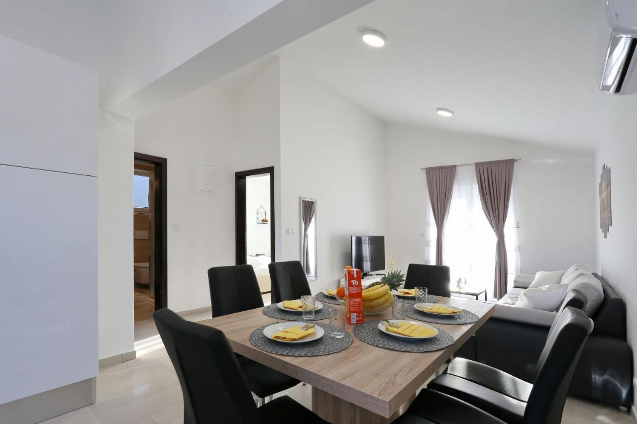 Apartments Lisac ヴィル エクステリア 写真