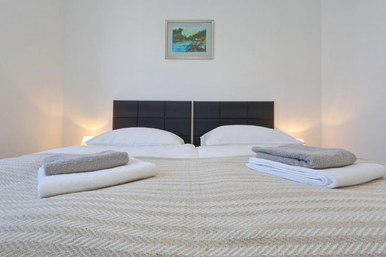 Apartments Lisac ヴィル エクステリア 写真