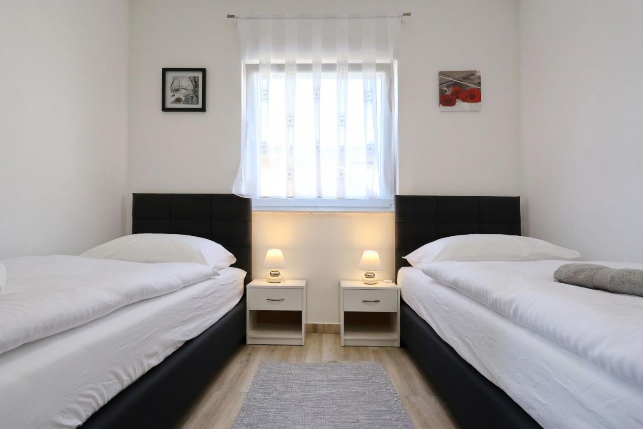 Apartments Lisac ヴィル エクステリア 写真