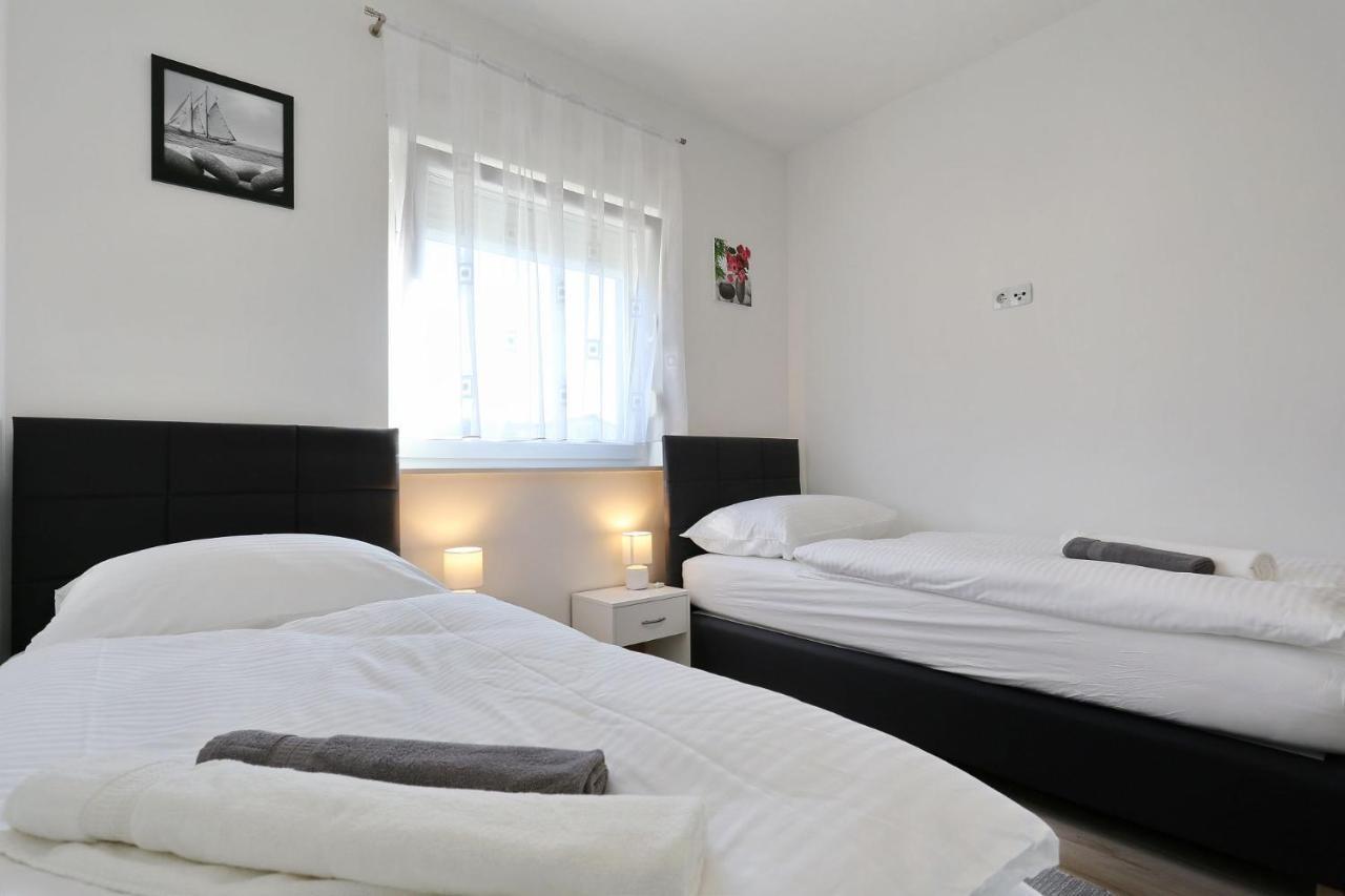Apartments Lisac ヴィル エクステリア 写真