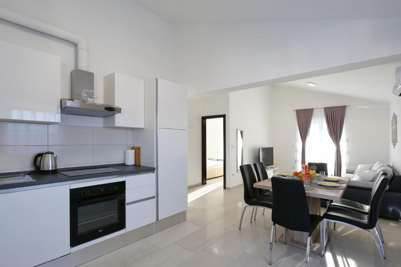 Apartments Lisac ヴィル エクステリア 写真