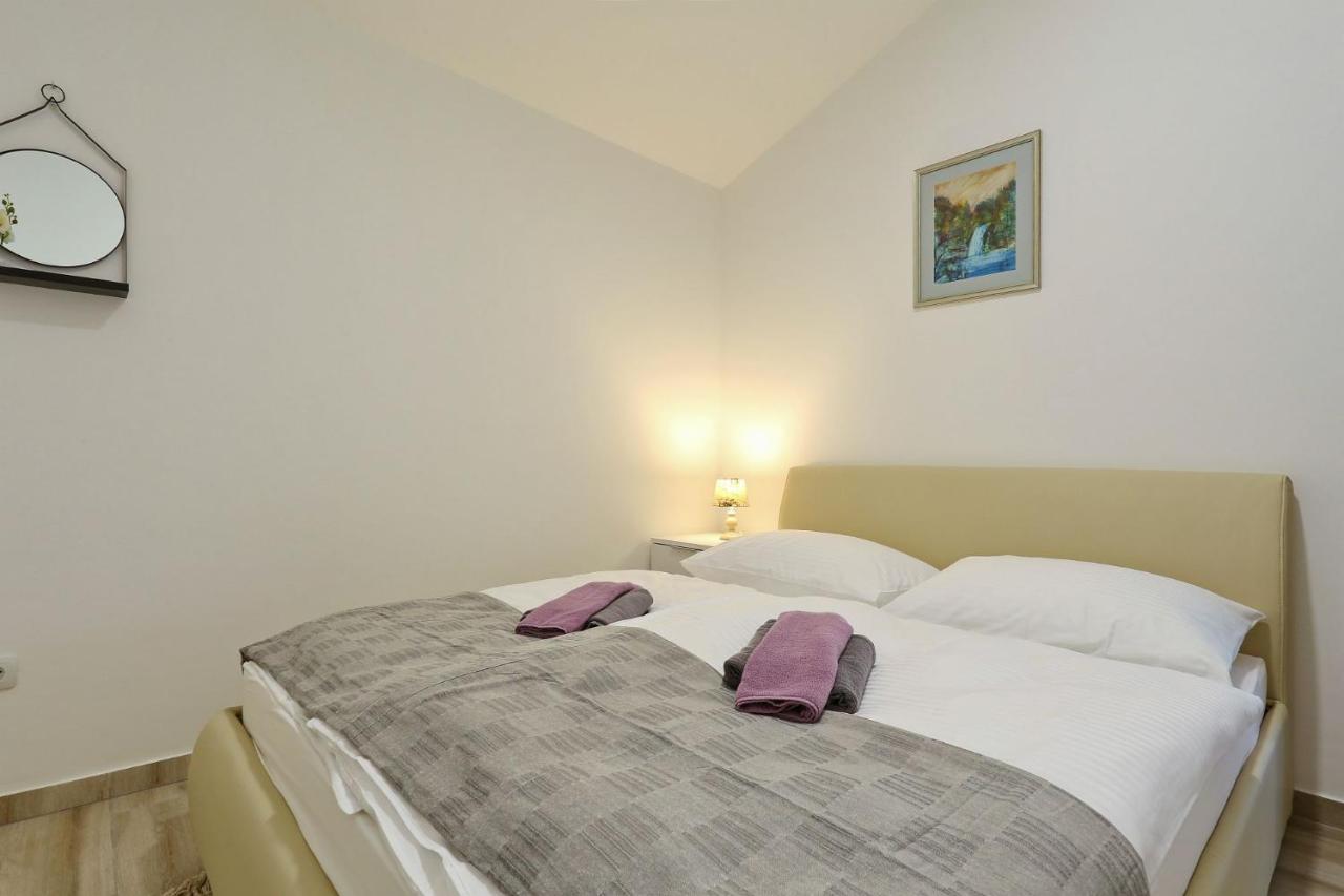 Apartments Lisac ヴィル エクステリア 写真
