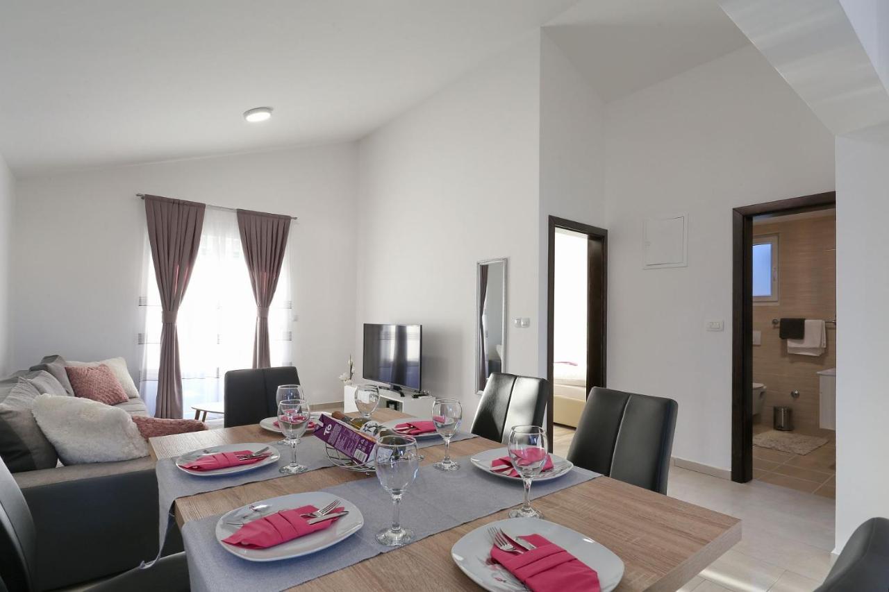 Apartments Lisac ヴィル エクステリア 写真