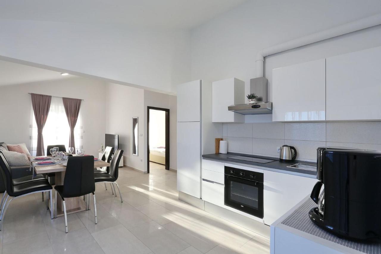 Apartments Lisac ヴィル エクステリア 写真