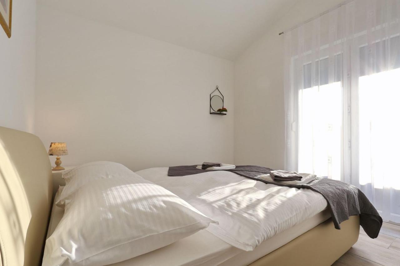 Apartments Lisac ヴィル エクステリア 写真